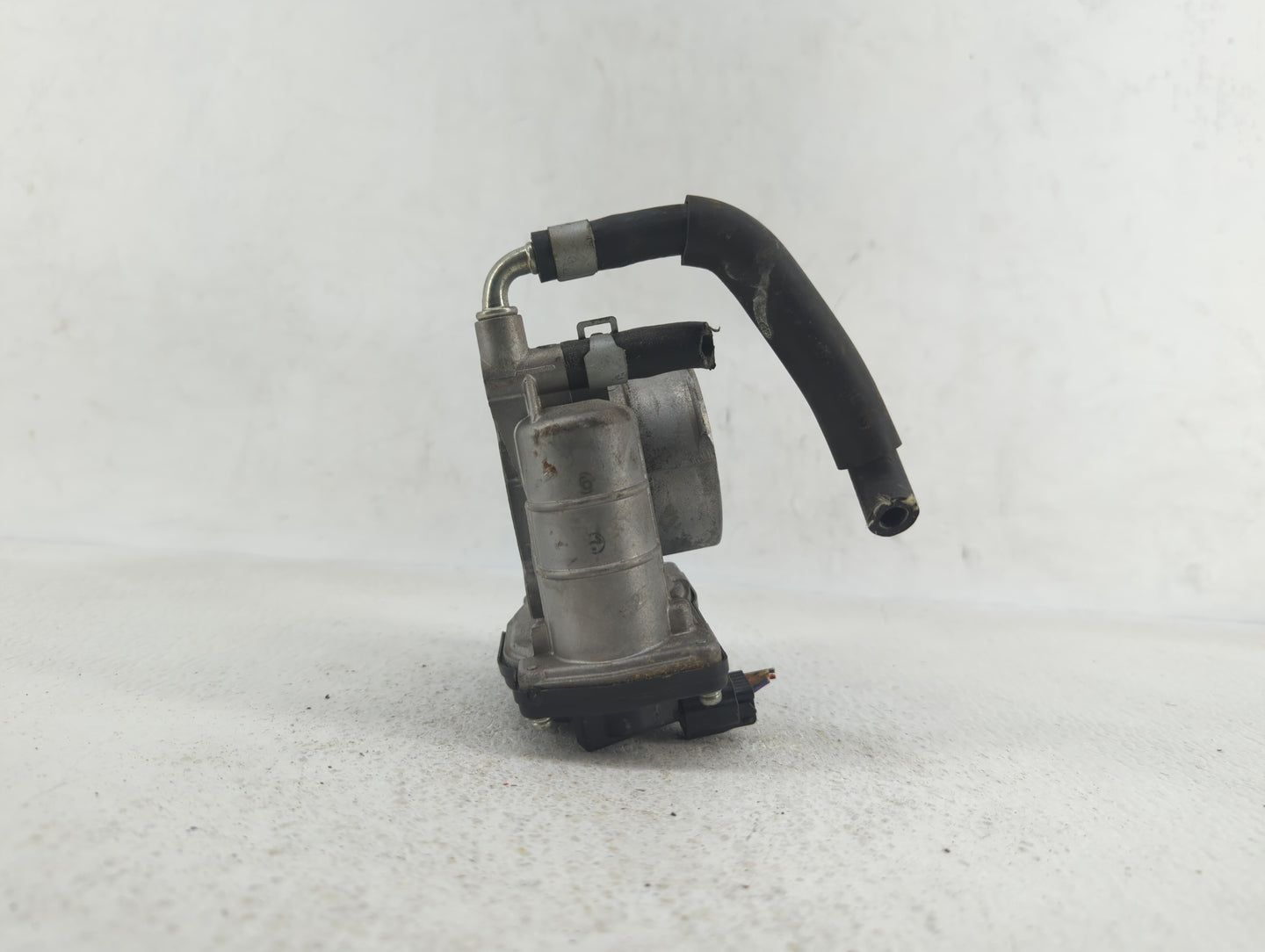 2014-2019 Infiniti Q70 Throttle Body P/N:RME60-21 RME60-12 Fits OEM Used Auto Parts - Oemusedautoparts1.com