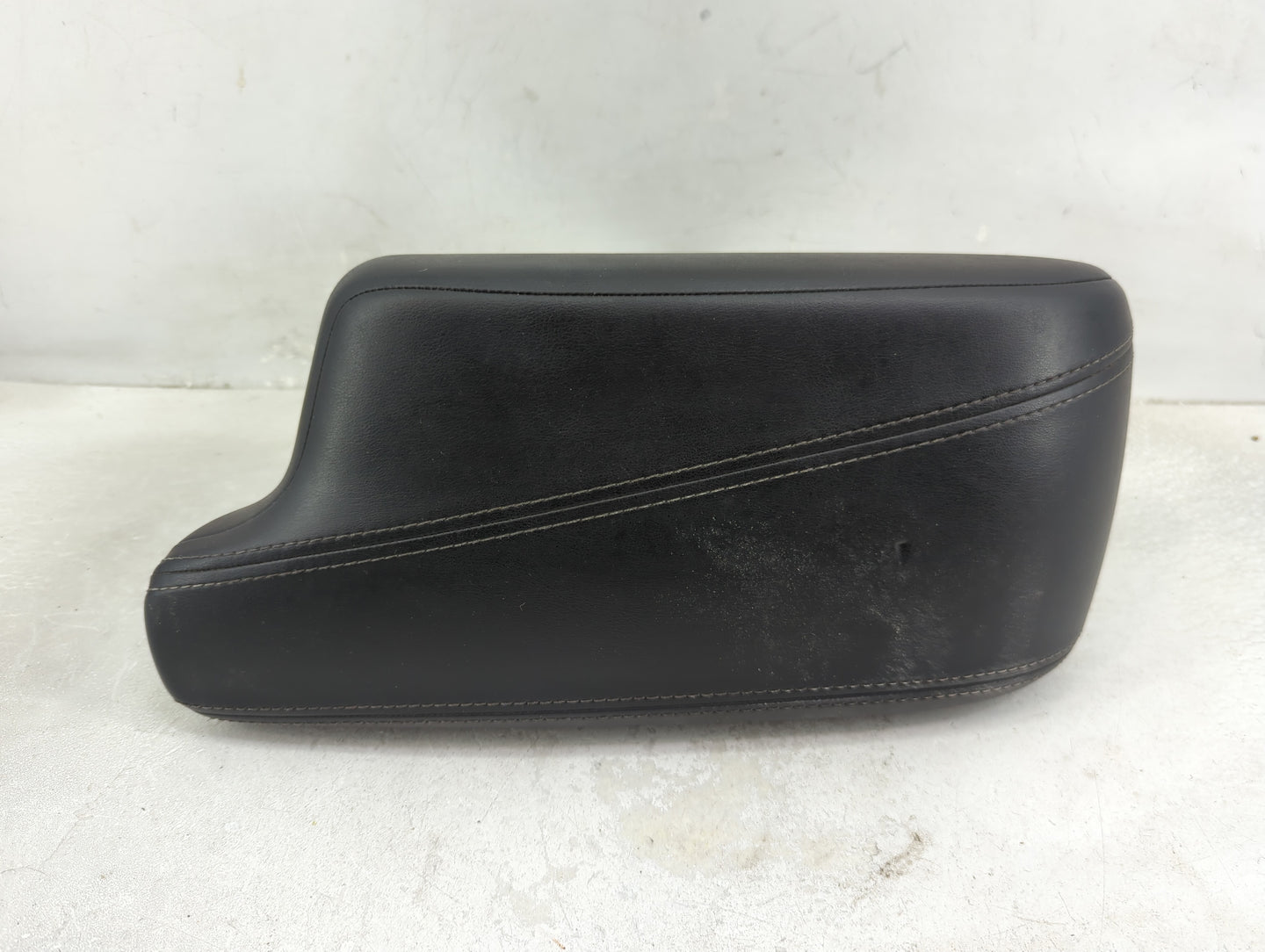 2017 Infiniti Qx30 Center Console Armrest Cover Lid P/N:969205DF0C Fits OEM Used Auto Parts - Oemusedautoparts1.com