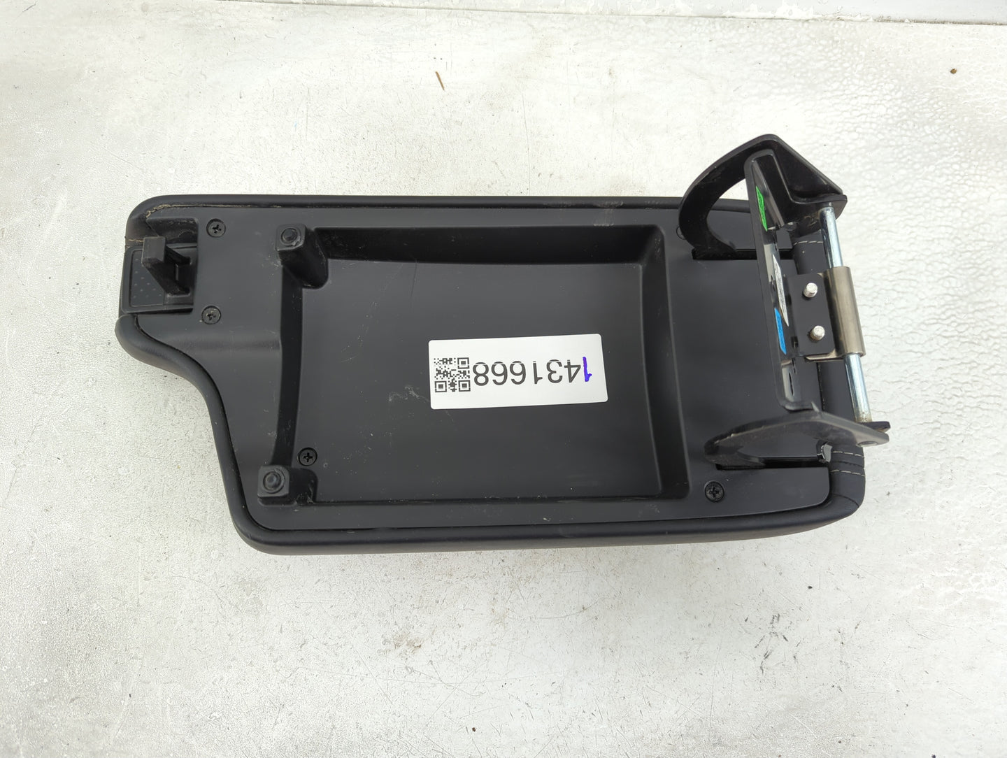 2017 Infiniti Qx30 Center Console Armrest Cover Lid P/N:969205DF0C Fits OEM Used Auto Parts - Oemusedautoparts1.com