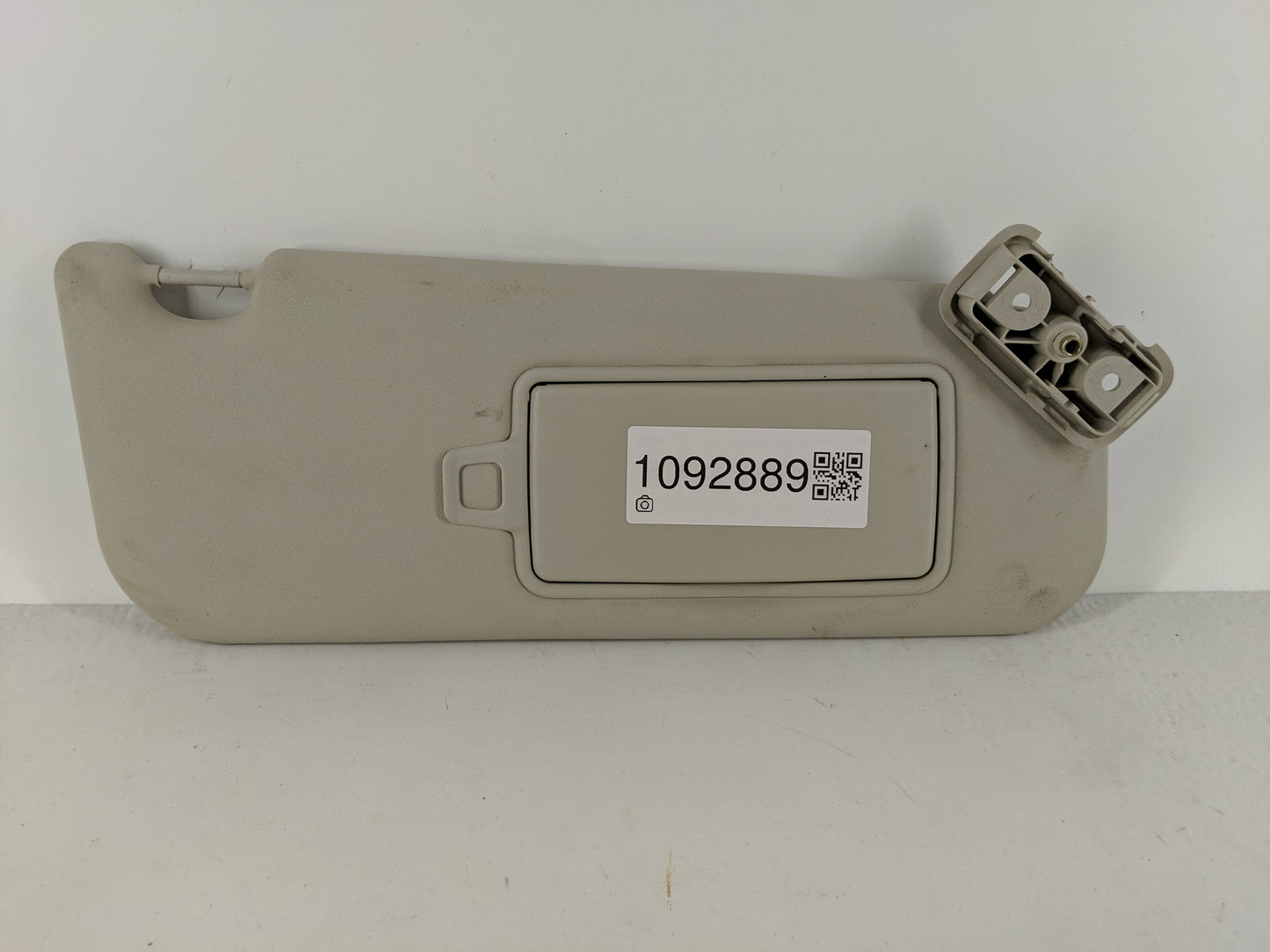 2017-2020 Jaguar F-Pace Sun Visor Shade Replacement Driver Left Mirror Fits Fits 2017 2018 2019 2020 OEM Used Auto Parts - O