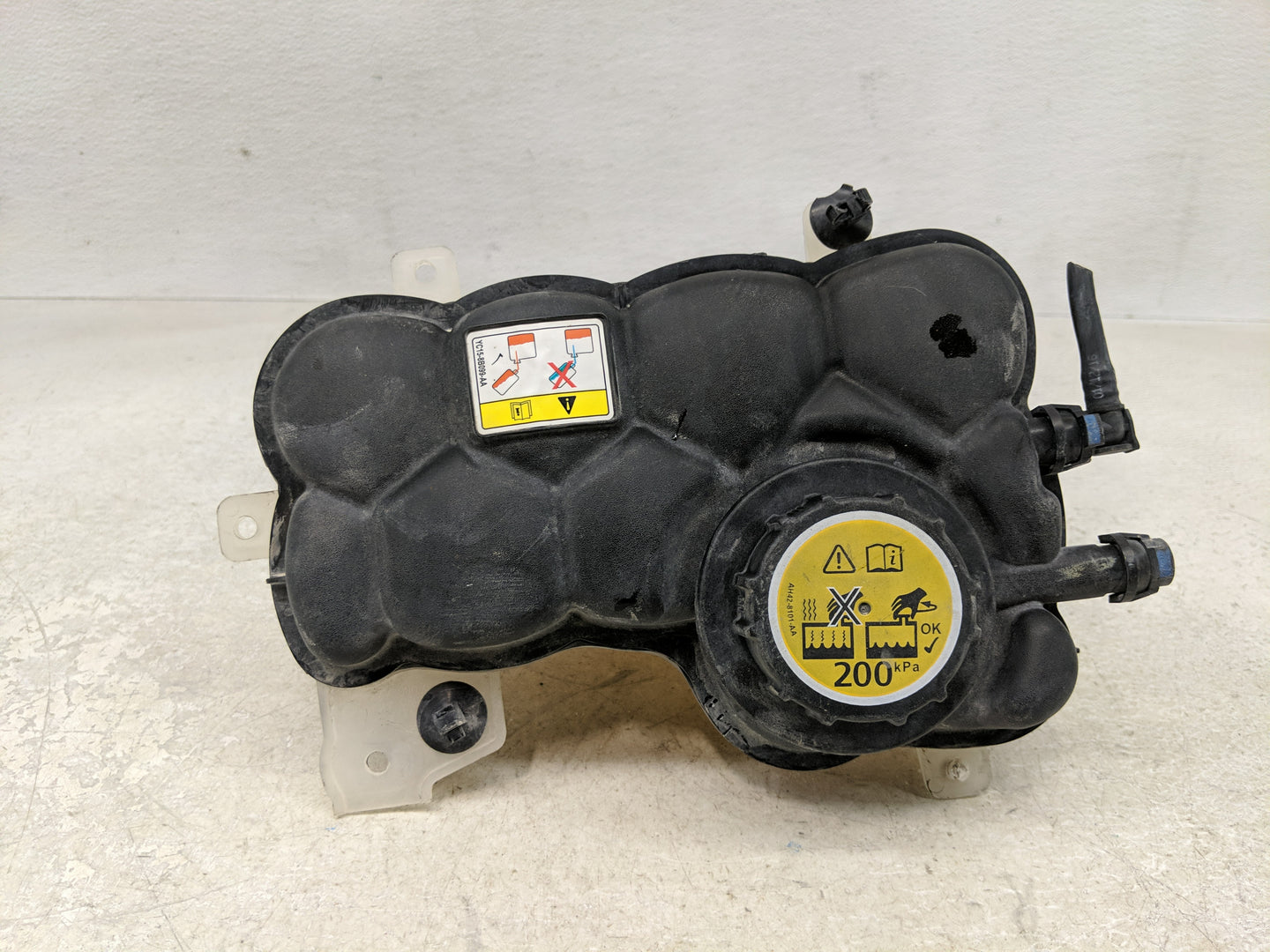 2017-2017 Jaguar F-pace Radiator Coolant Overflow Expansion Tank Bottle 1313096 - Oemusedautoparts1.com