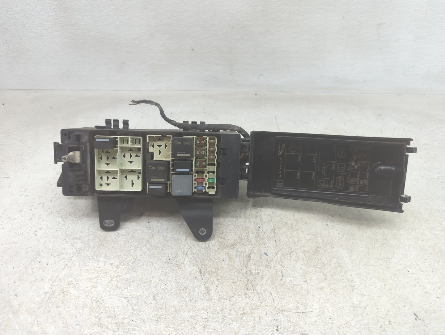 2017-2018 Jaguar F-Pace Fusebox Fuse Box Panel Relay Module P/N:GX73-14A076-AA Fits Fits 2017 2018 OEM Used Auto Parts - Oem
