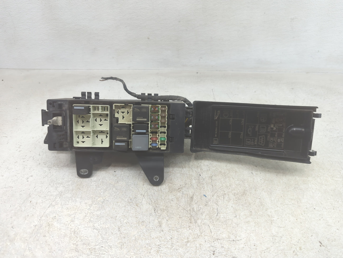 2017-2018 Jaguar F-Pace Fusebox Fuse Box Panel Relay Module P/N:GX73-14A076-AA Fits Fits 2017 2018 OEM Used Auto Parts - Oem
