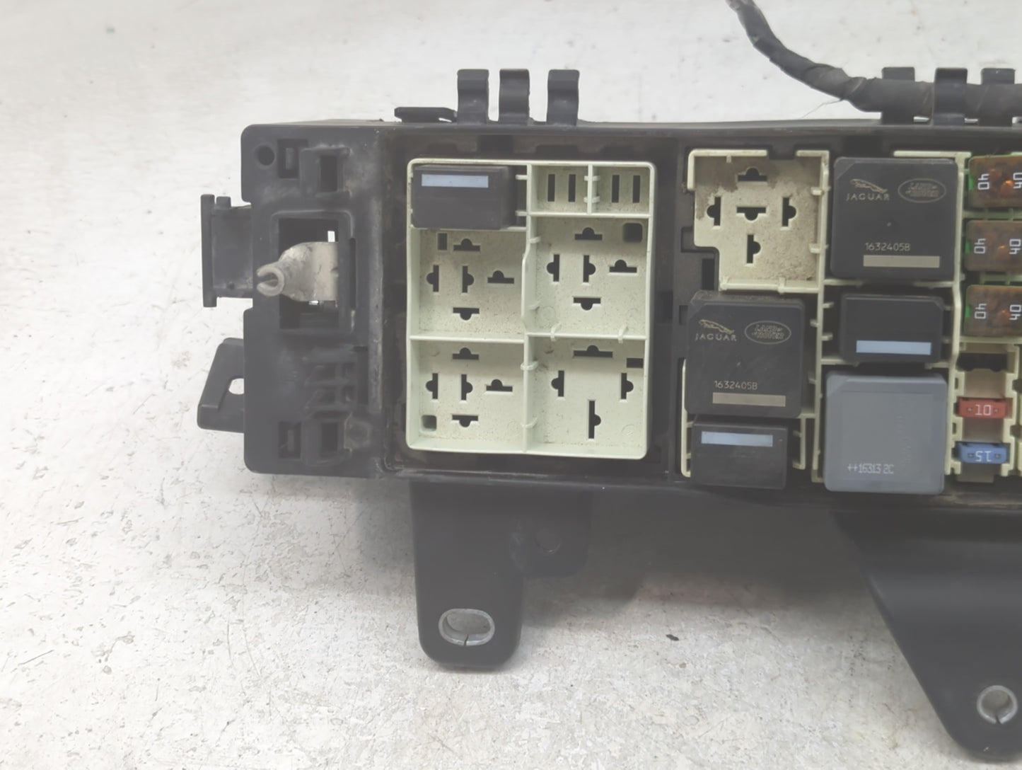 2017-2018 Jaguar F-Pace Fusebox Fuse Box Panel Relay Module P/N:GX73-14A076-AA Fits Fits 2017 2018 OEM Used Auto Parts - Oem
