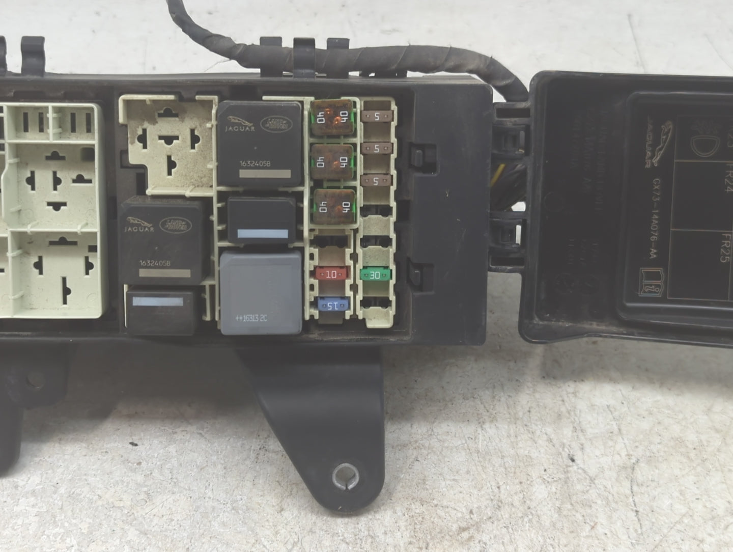 2017-2018 Jaguar F-Pace Fusebox Fuse Box Panel Relay Module P/N:GX73-14A076-AA Fits Fits 2017 2018 OEM Used Auto Parts - Oem