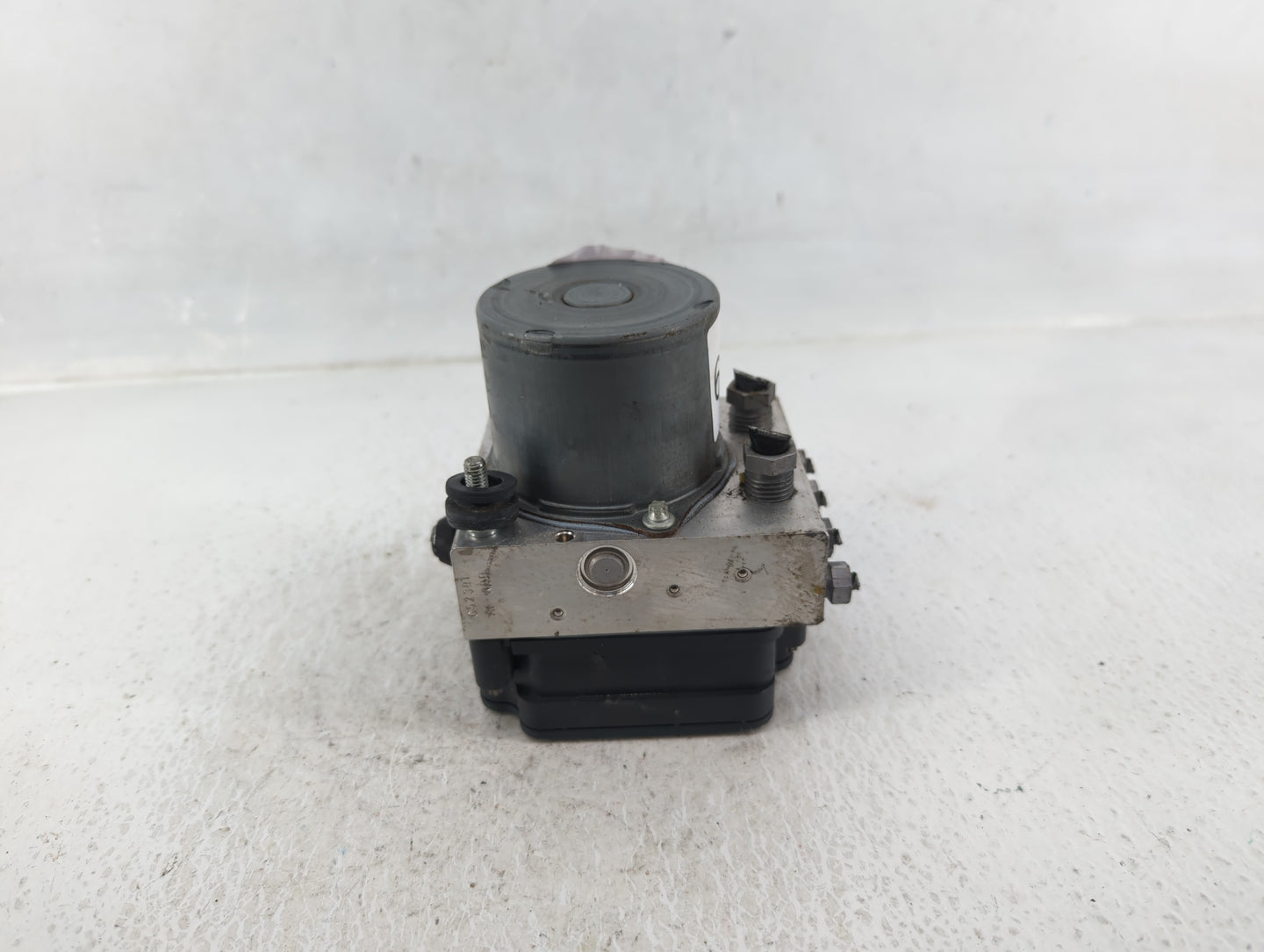 2017 Jaguar F-Pace ABS Pump Control Module Replacement P/N:HX73-14F447-AF Fits OEM Used Auto Parts - Oemusedautoparts1.com