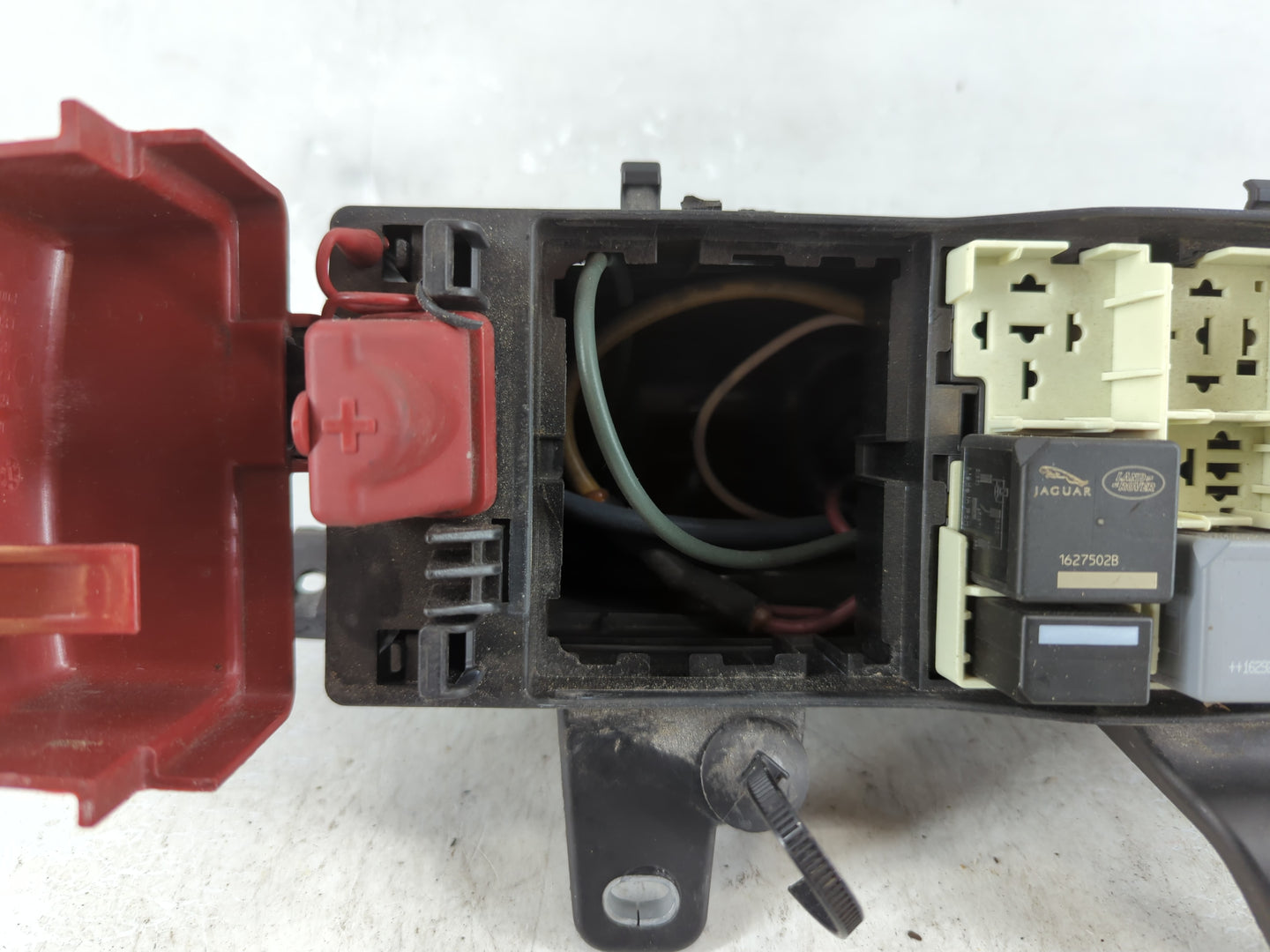 2017-2019 Jaguar Xe Fusebox Fuse Box Panel Relay Module P/N:GX73-14A076-AA Fits Fits 2017 2018 2019 OEM Used Auto Parts - Oe