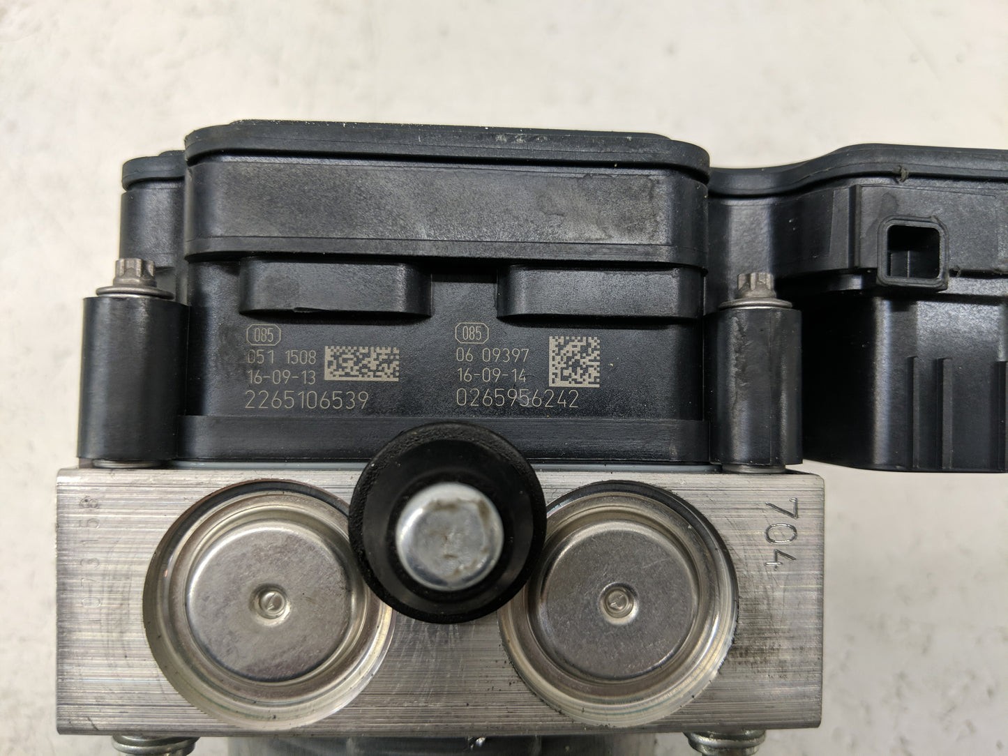 2017-2018 Jaguar Xe ABS Pump Control Module Replacement P/N:2265106539 Fits Fits 2017 2018 OEM Used Auto Parts - Oemusedauto