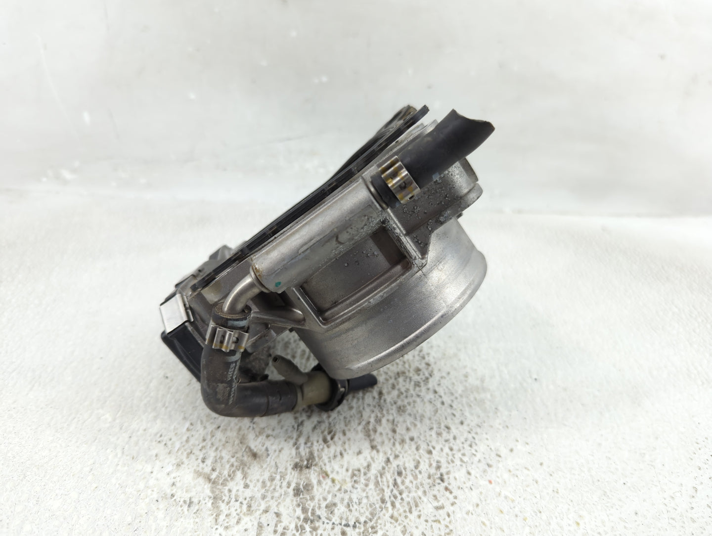 2017 Jaguar Xe Throttle Body P/N:DX23-9F991-AB Fits Fits 2013 2014 2015 OEM Used Auto Parts - Oemusedautoparts1.com