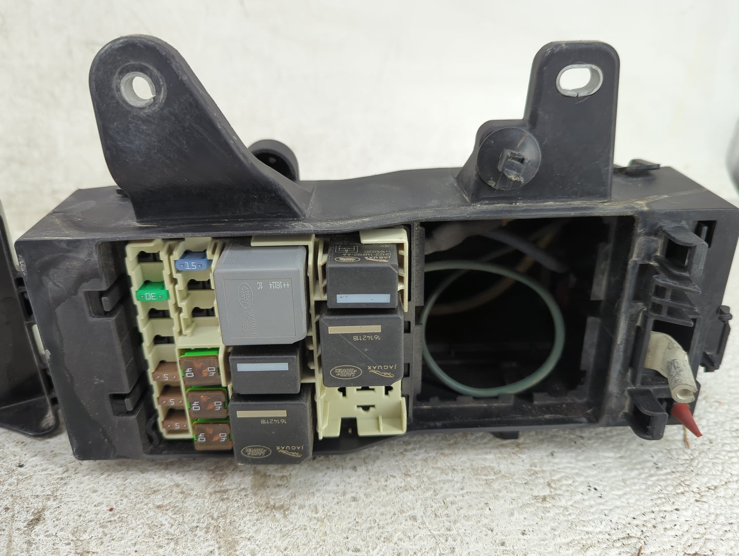 2017-2019 Jaguar Xe Fusebox Fuse Box Panel Relay Module P/N:GX73-14A076-AA P00147268A, 1614211B, 1614211C Fits Fits 2017 201
