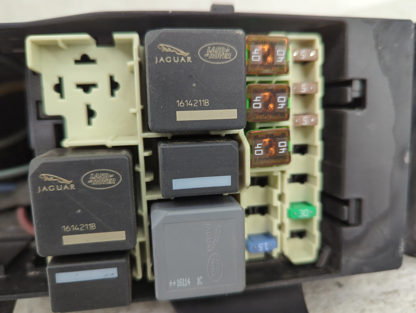 2017-2019 Jaguar Xe Fusebox Fuse Box Panel Relay Module P/N:GX73-14A076-AA P00147268A, 1614211B, 1614211C Fits Fits 2017 201