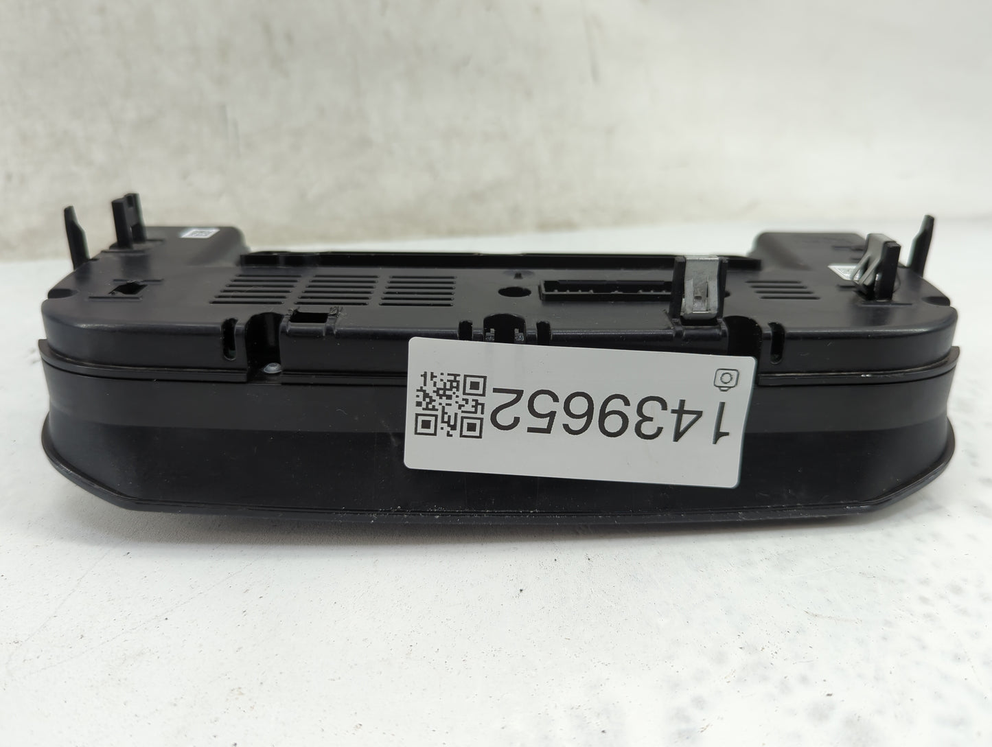 2017 Jaguar Xe Climate Control Module Temperature AC/Heater Replacement P/N:GX63-18C858-SE Fits Fits 2016 OEM Used Auto Part