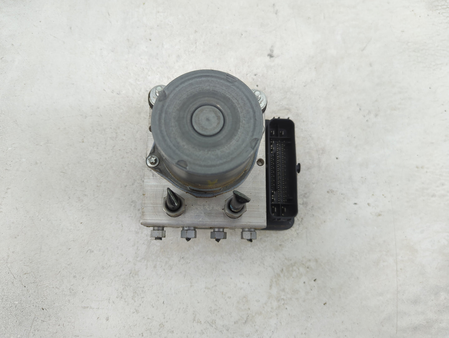 2017 Jaguar Xe ABS Pump Control Module Replacement P/N:HX73-14F447-AF Fits OEM Used Auto Parts - Oemusedautoparts1.com