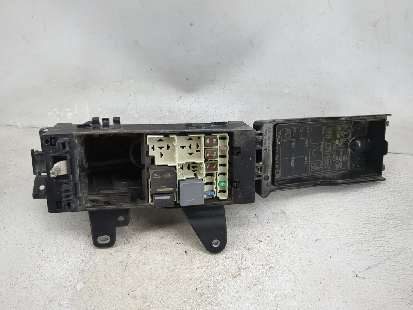 2017-2019 Jaguar Xe Fusebox Fuse Box Panel Relay Module P/N:GX73-14A076-AA P0074268A Fits Fits 2017 2018 2019 OEM Used Auto 