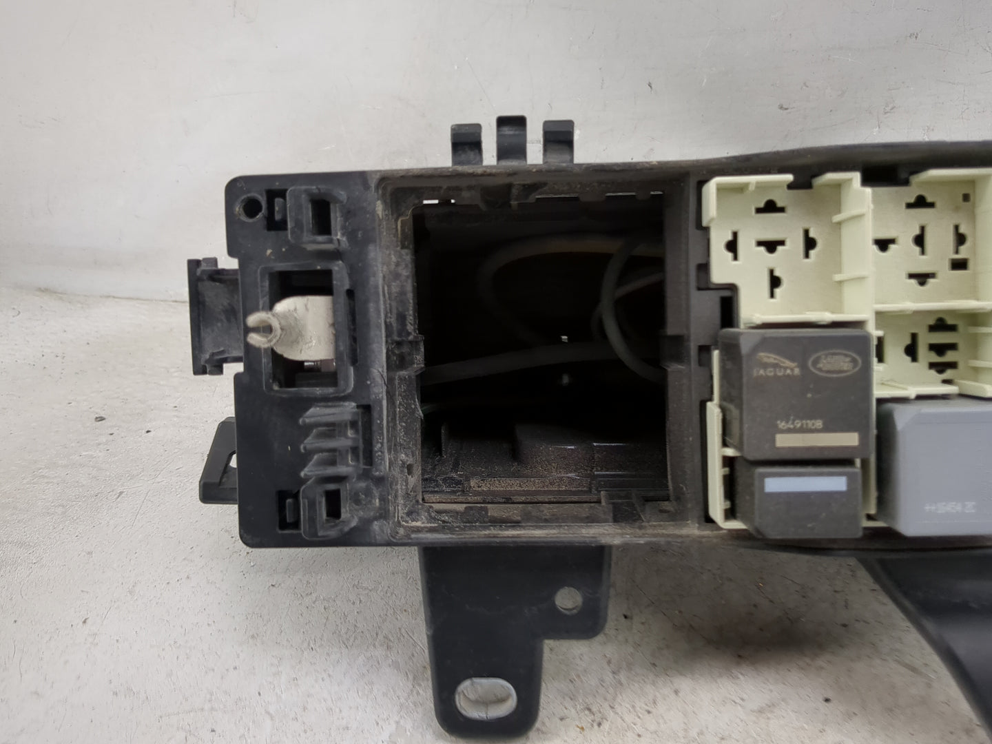 2017-2019 Jaguar Xe Fusebox Fuse Box Panel Relay Module P/N:GX73-14A076-AA P0074268A Fits Fits 2017 2018 2019 OEM Used Auto 