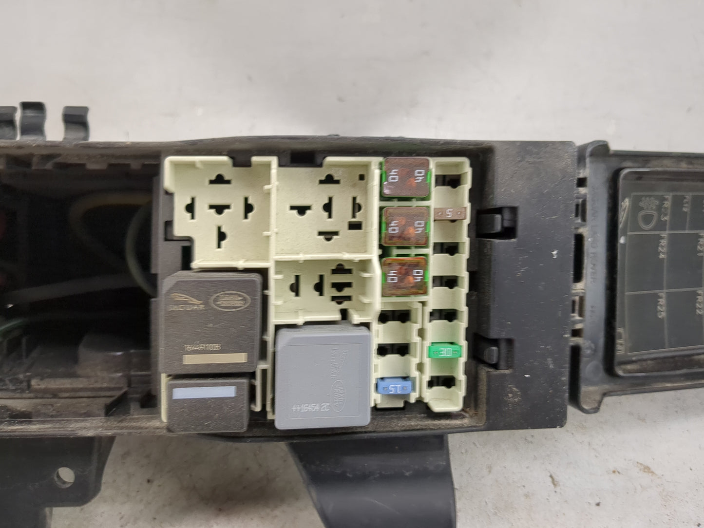 2017-2019 Jaguar Xe Fusebox Fuse Box Panel Relay Module P/N:GX73-14A076-AA P0074268A Fits Fits 2017 2018 2019 OEM Used Auto 