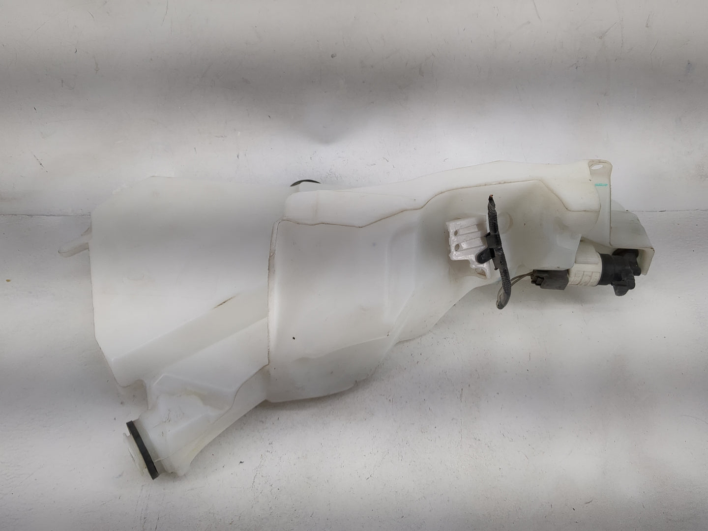 2017 Jaguar Xe Windshield Washer Fluid Reservoir Bottle Oem - Oemusedautoparts1.com