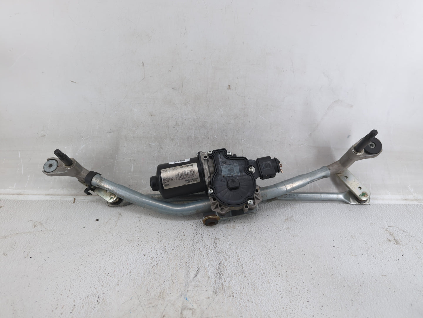 2017 Jaguar Xe Front Windshield Wiper Motor P/N:W000060842 Fits OEM Used Auto Parts - Oemusedautoparts1.com