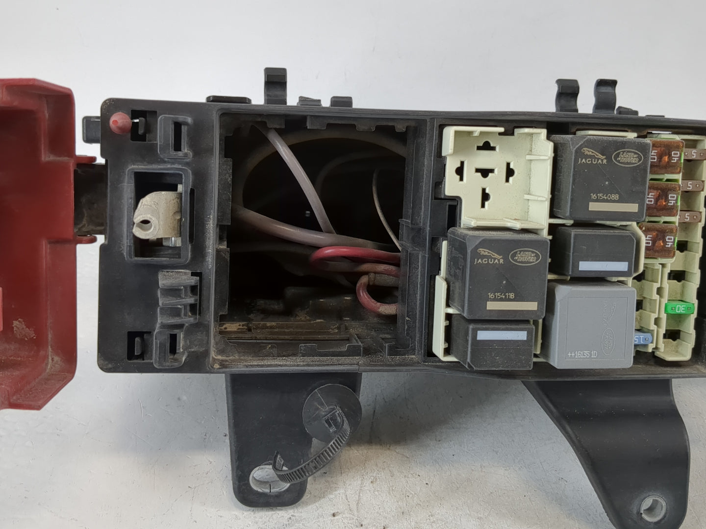 2017-2019 Jaguar Xf Fusebox Fuse Box Panel Relay Module P/N:GX73-14A076-AA Fits Fits 2017 2018 2019 OEM Used Auto Parts - Oe