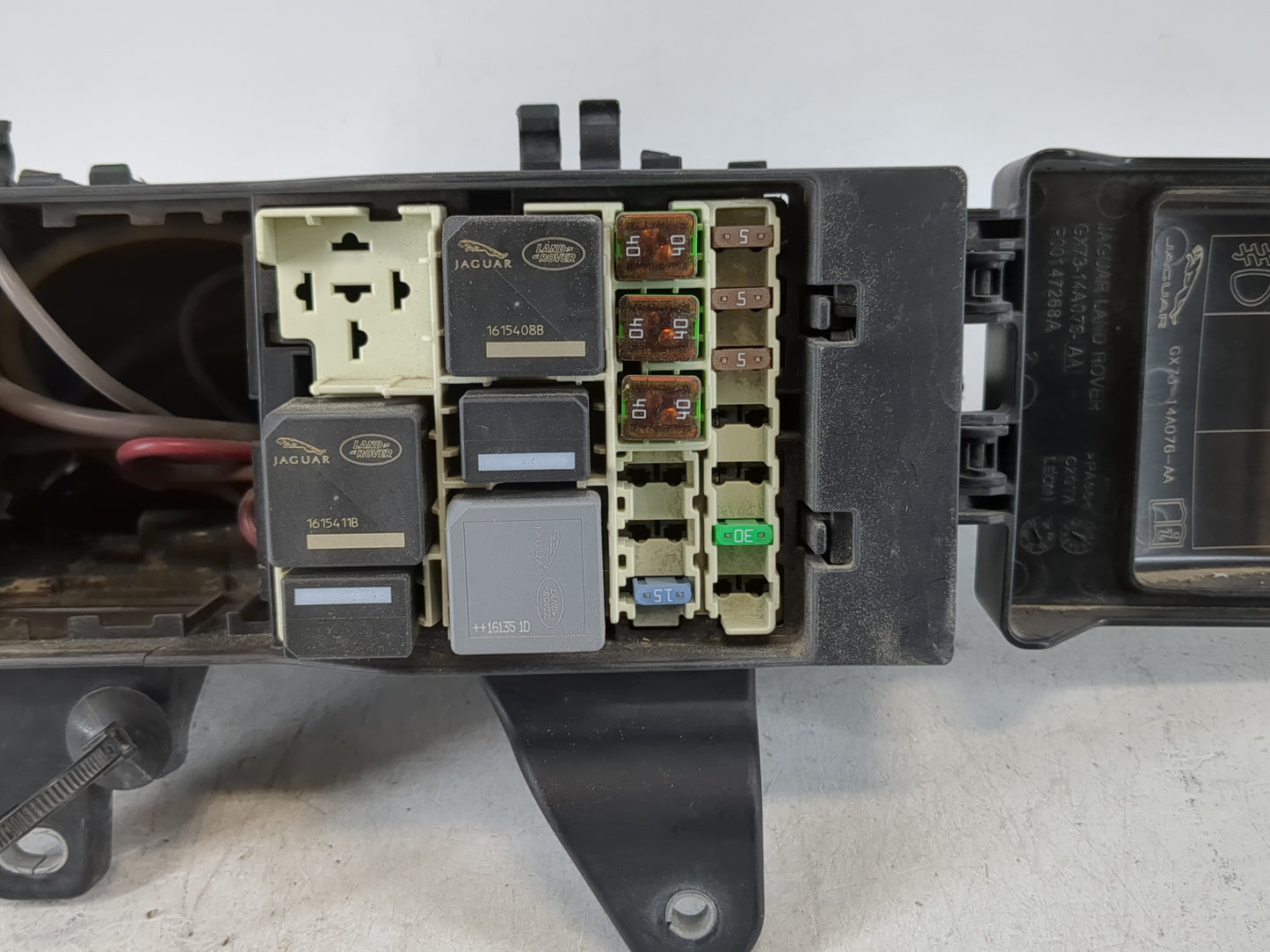 2017-2019 Jaguar Xf Fusebox Fuse Box Panel Relay Module P/N:GX73-14A076-AA Fits Fits 2017 2018 2019 OEM Used Auto Parts - Oe