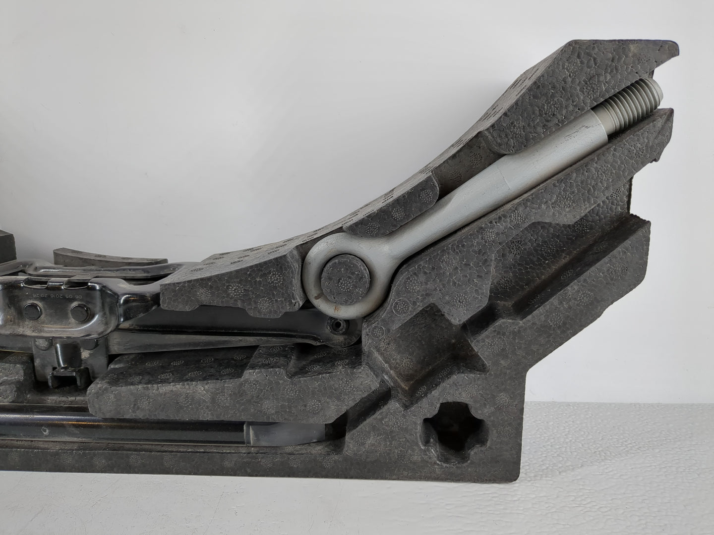 2017 Jaguar Xf Spare Scissor Car Jack - Oemusedautoparts1.com