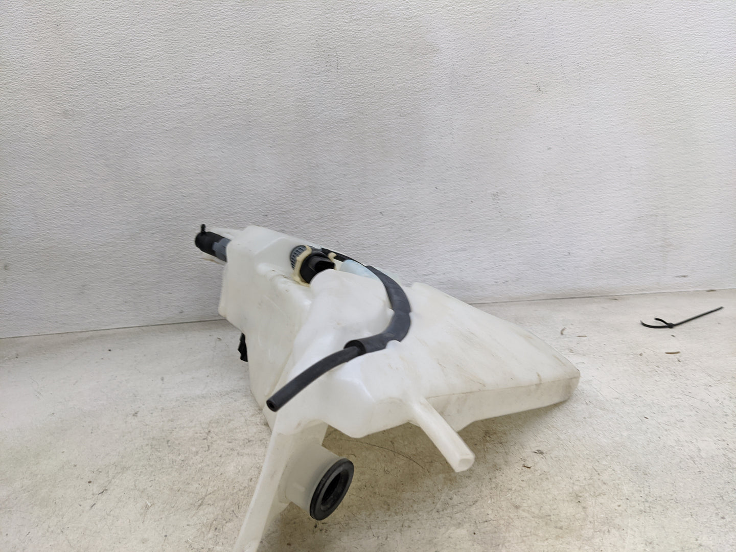2010-2019 Jaguar Xj Windshield Washer Fluid Reservoir Bottle Oem 1459026 - Oemusedautoparts1.com