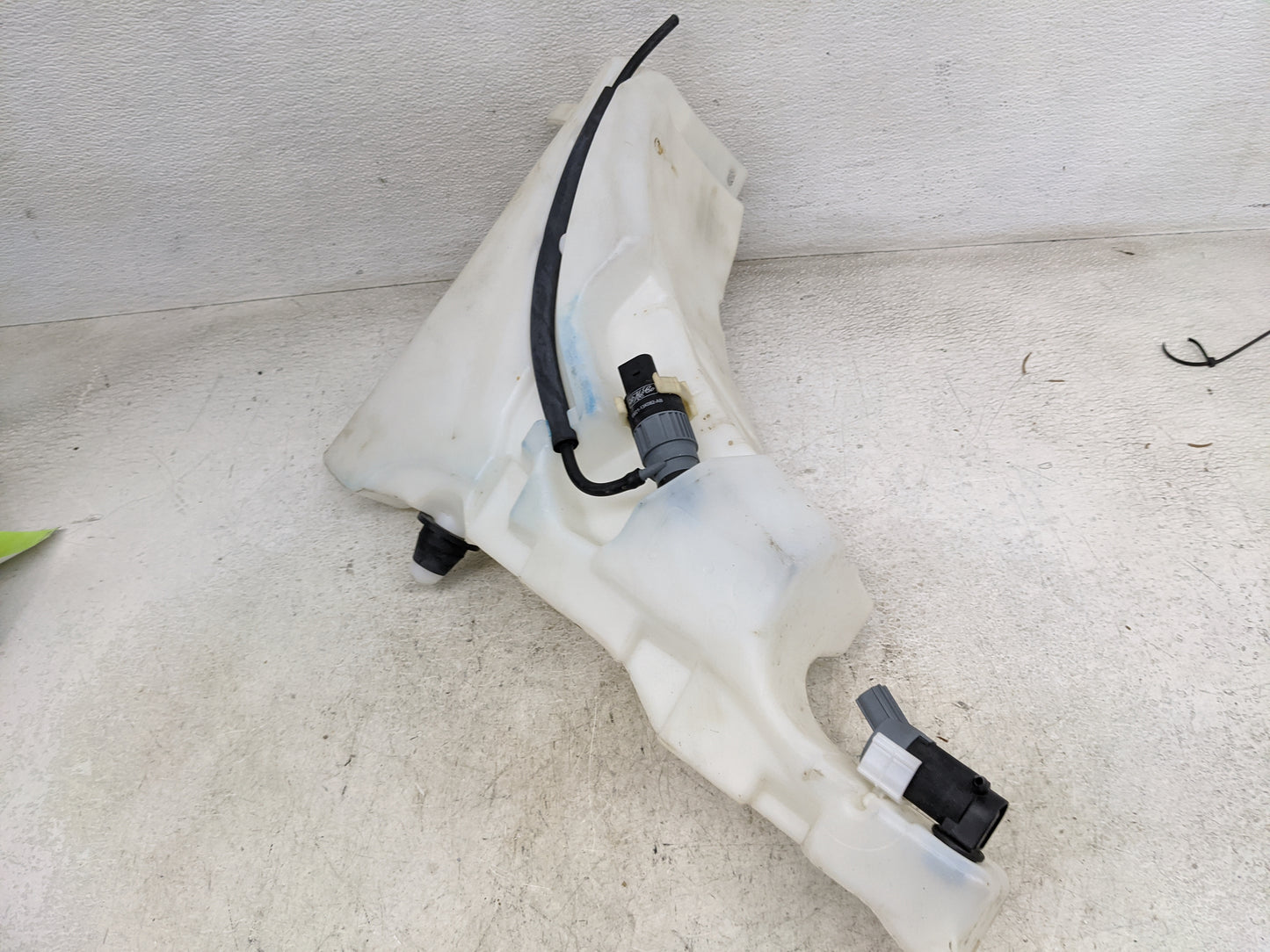 2010-2019 Jaguar Xj Windshield Washer Fluid Reservoir Bottle Oem 1459026 - Oemusedautoparts1.com