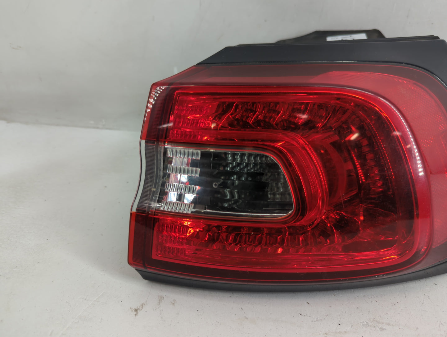 2014-2018 Jeep Cherokee Tail Light Assembly Passenger Right OEM P/N:68102906AE Fits Fits 2014 2015 2016 2017 2018 OEM Used A