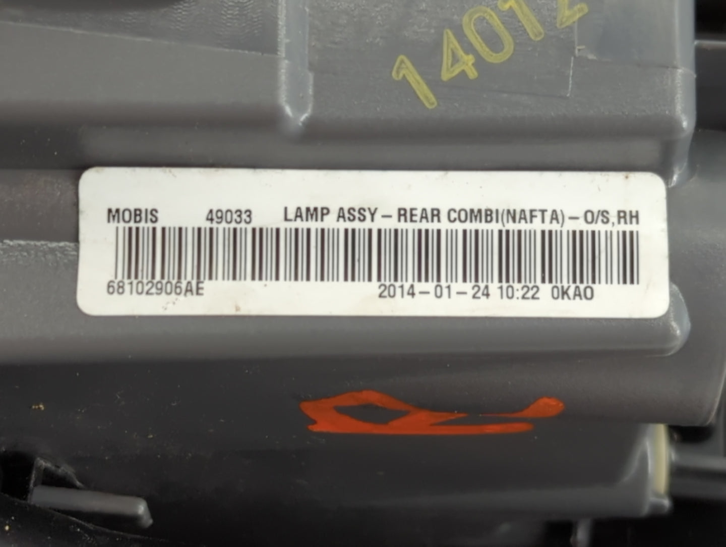 2014-2018 Jeep Cherokee Tail Light Assembly Passenger Right OEM P/N:68102906AE Fits Fits 2014 2015 2016 2017 2018 OEM Used A