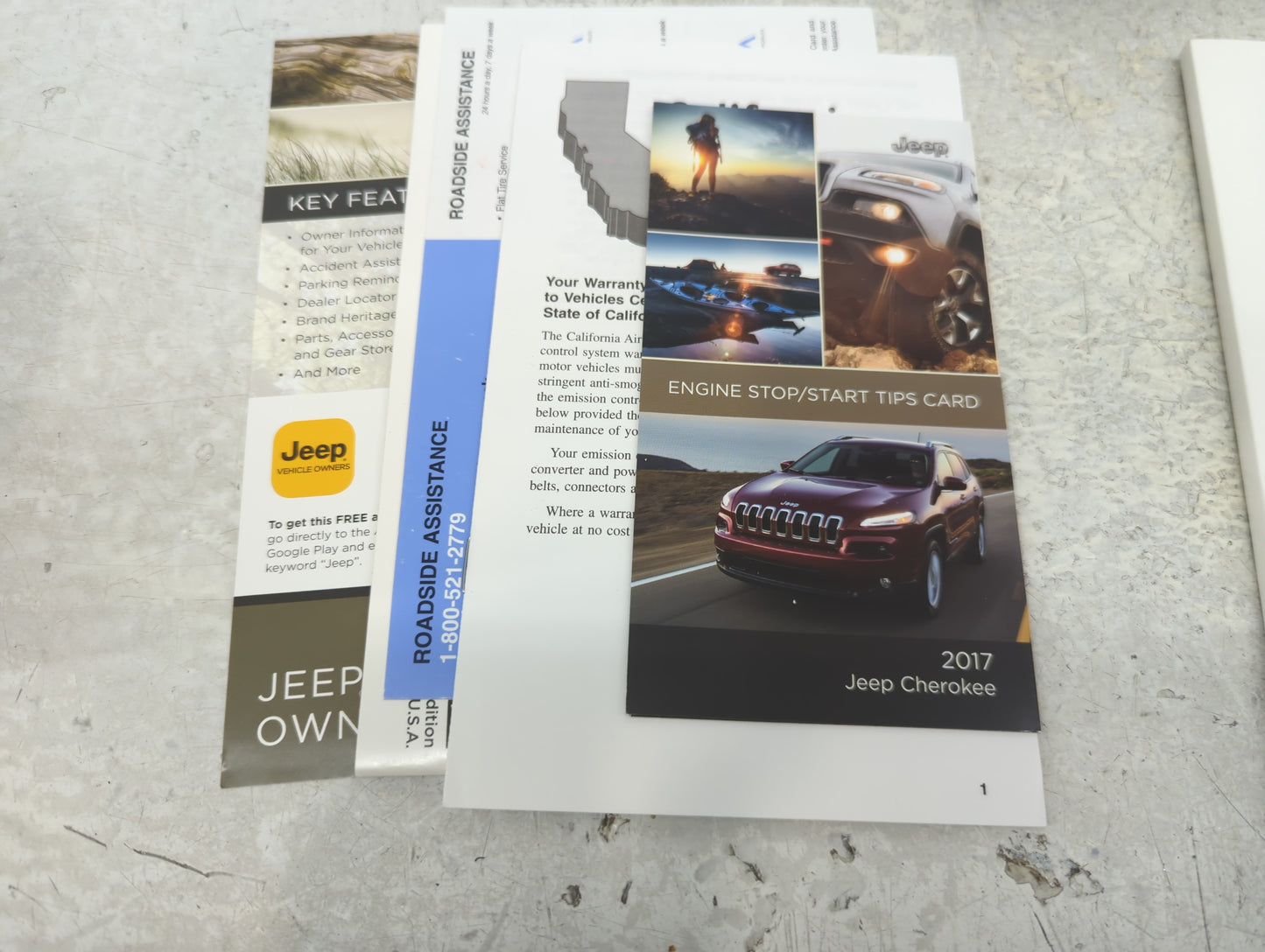 2017 Jeep Cherokee Owners Manual Book Guide P/N:17KL74-926-AA OEM Used Auto Parts - Oemusedautoparts1.com