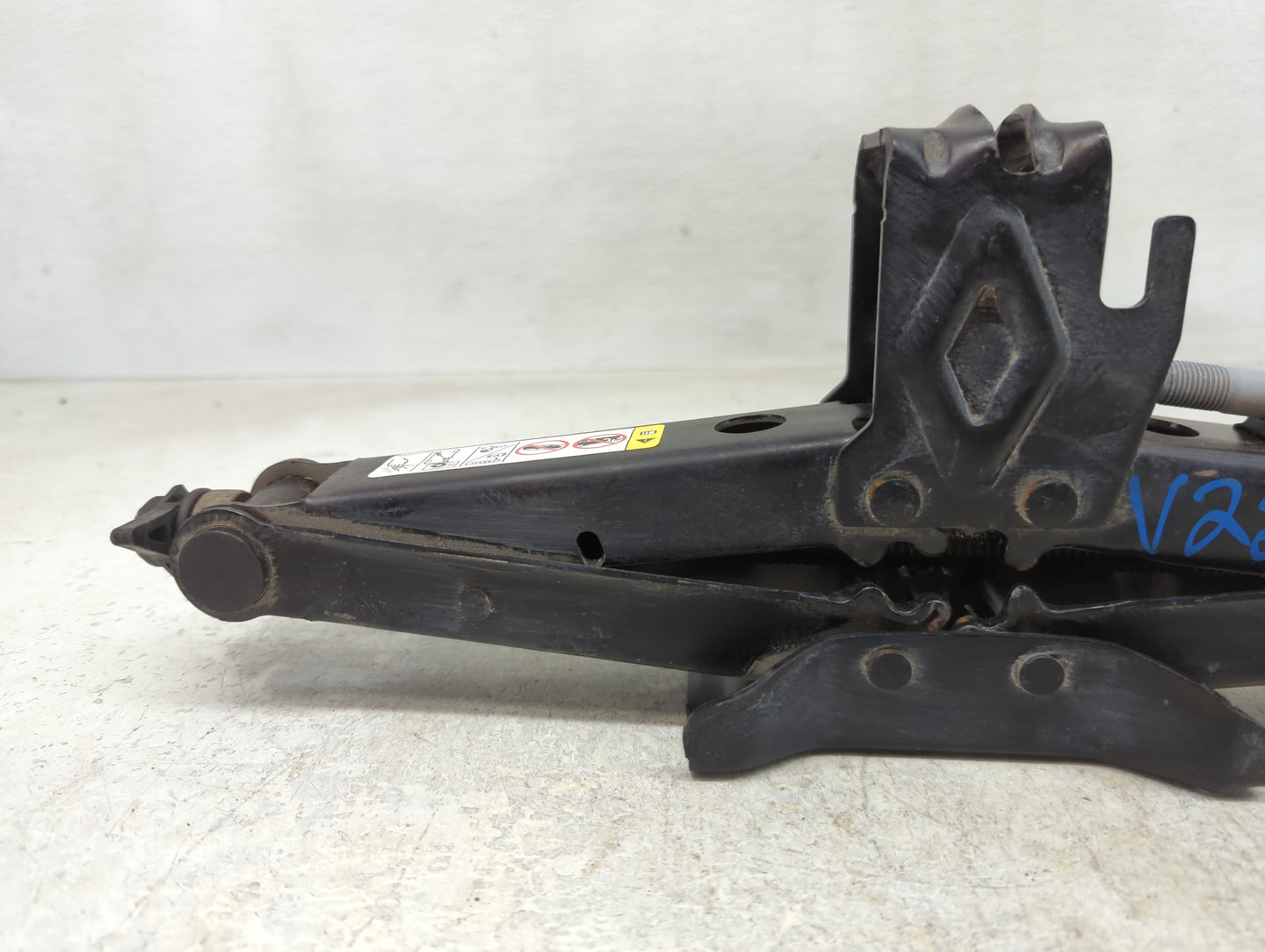 2017 Jeep Cherokee Spare Scissor Car Jack - Oemusedautoparts1.com