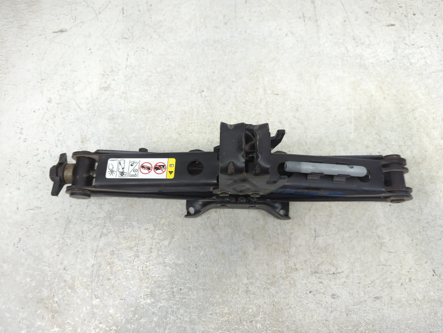 2017 Jeep Cherokee Spare Scissor Car Jack - Oemusedautoparts1.com
