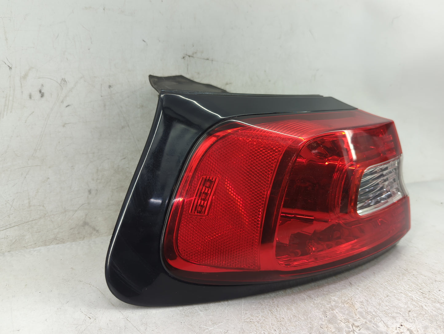 2014-2018 Jeep Cherokee Tail Light Assembly Driver Left OEM Fits Fits 2014 2015 2016 2017 2018 OEM Used Auto Parts - Oemused