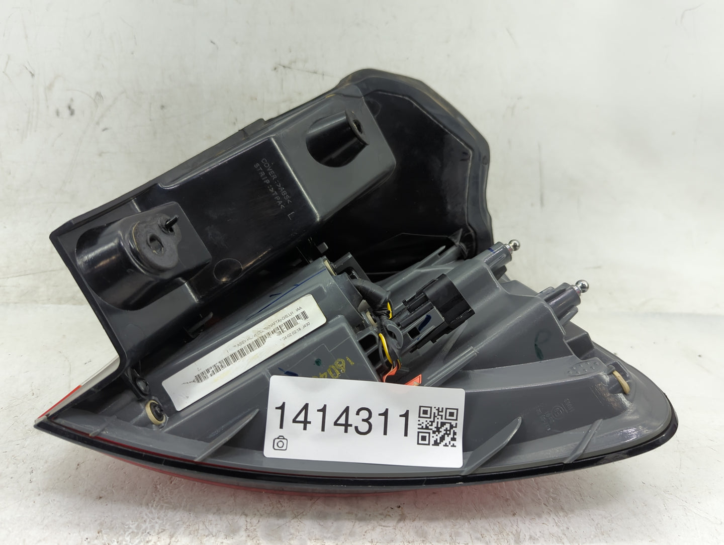 2014-2018 Jeep Cherokee Tail Light Assembly Driver Left OEM Fits Fits 2014 2015 2016 2017 2018 OEM Used Auto Parts - Oemused