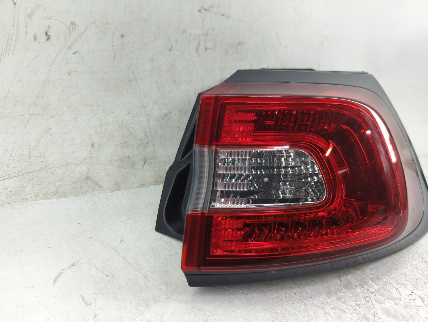 2014-2018 Jeep Cherokee Tail Light Assembly Passenger Right OEM P/N:68102906 Fits Fits 2014 2015 2016 2017 2018 OEM Used Aut