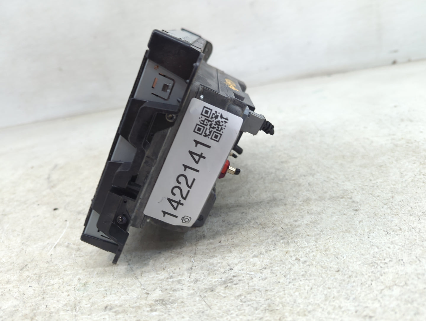 2017 Jeep Cherokee Radio AM FM Cd Player Receiver Replacement P/N:68270061AE Fits OEM Used Auto Parts - Oemusedautoparts1.co