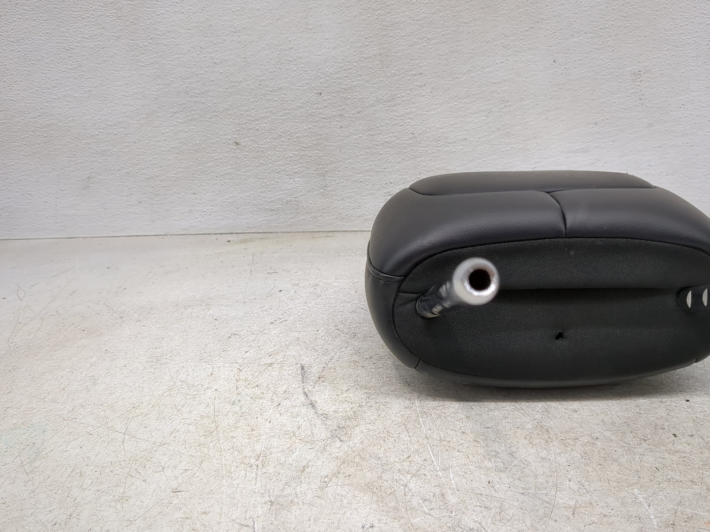 2017 Jeep Cherokee Headrest Head Rest Front Driver Seat Black - Oemusedautoparts1.com