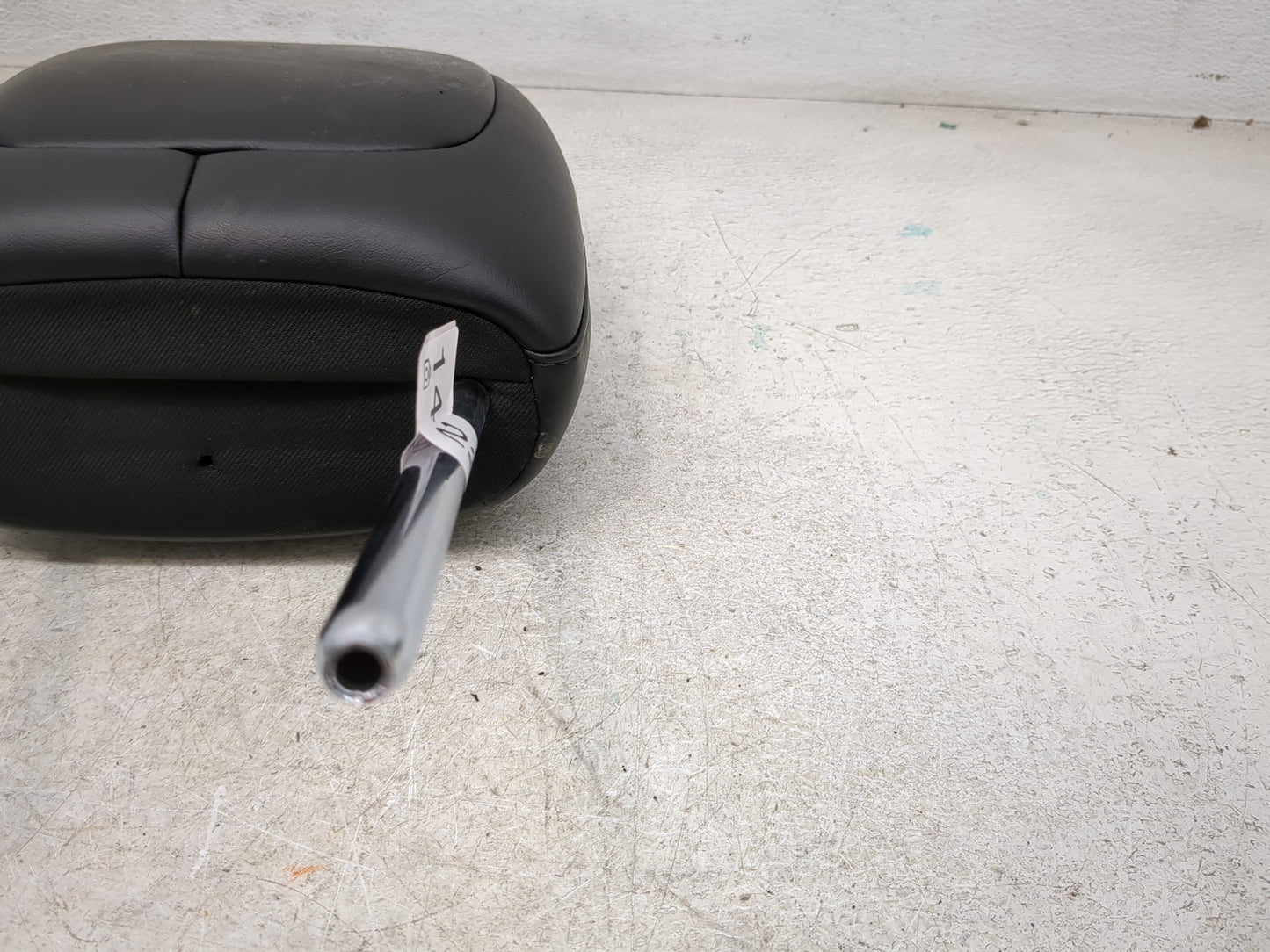 2017 Jeep Cherokee Headrest Head Rest Front Driver Seat Black - Oemusedautoparts1.com