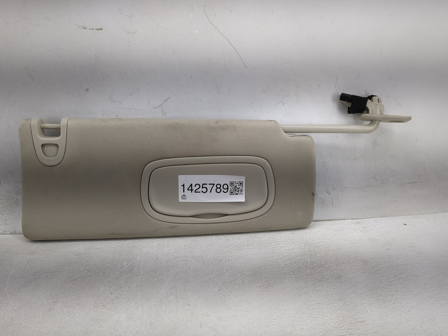 2014-2018 Jeep Cherokee Sun Visor Shade Replacement Passenger Right Mirror Fits Fits 2014 2015 2016 2017 2018 OEM Used Auto 