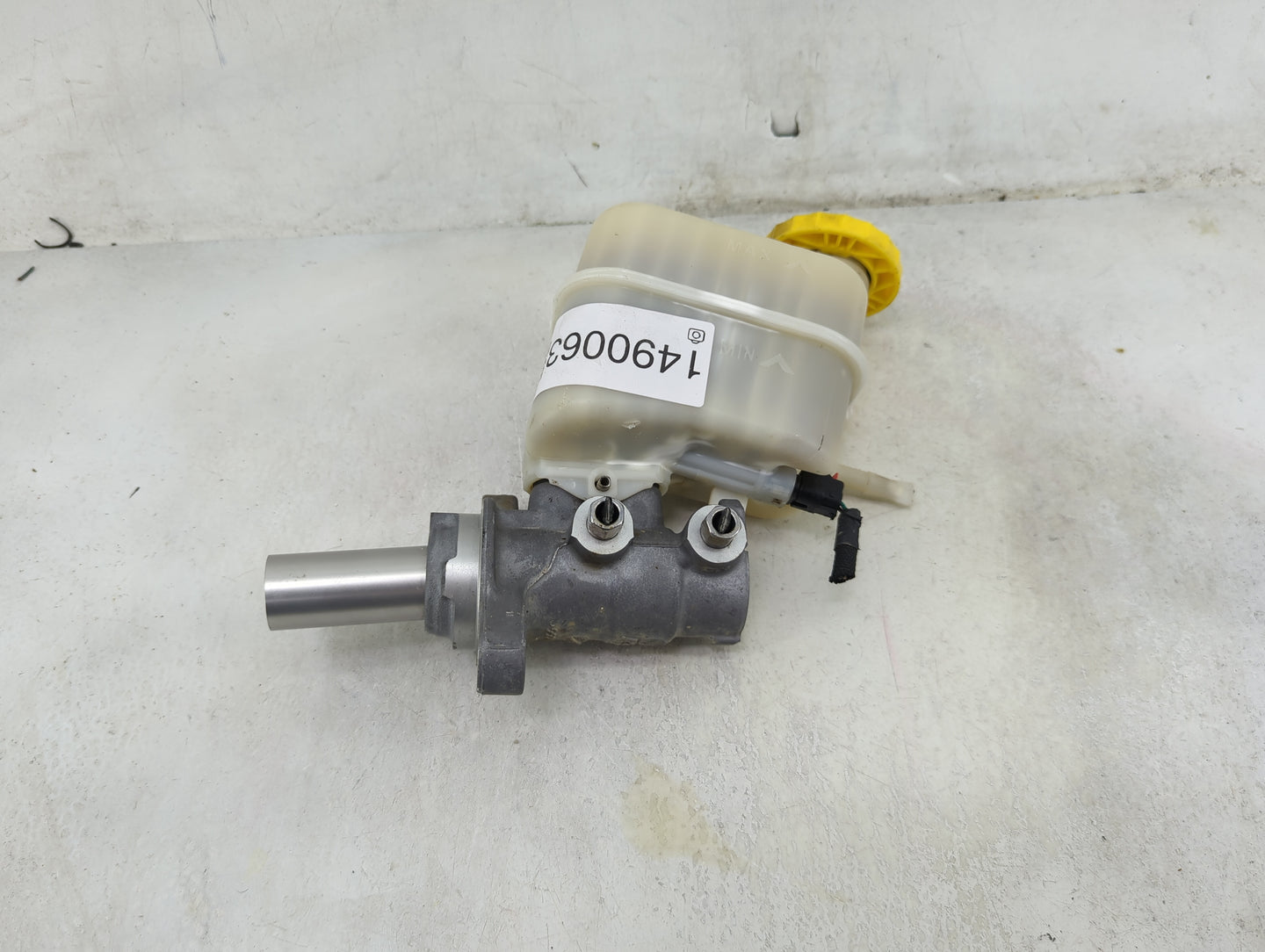 2014-2018 Jeep Cherokee Brake Master Cylinder 1490063 - Oemusedautoparts1.com