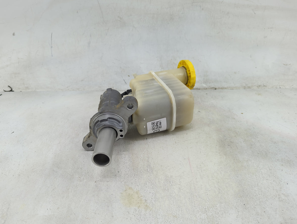2014-2018 Jeep Cherokee Brake Master Cylinder 1490063 - Oemusedautoparts1.com