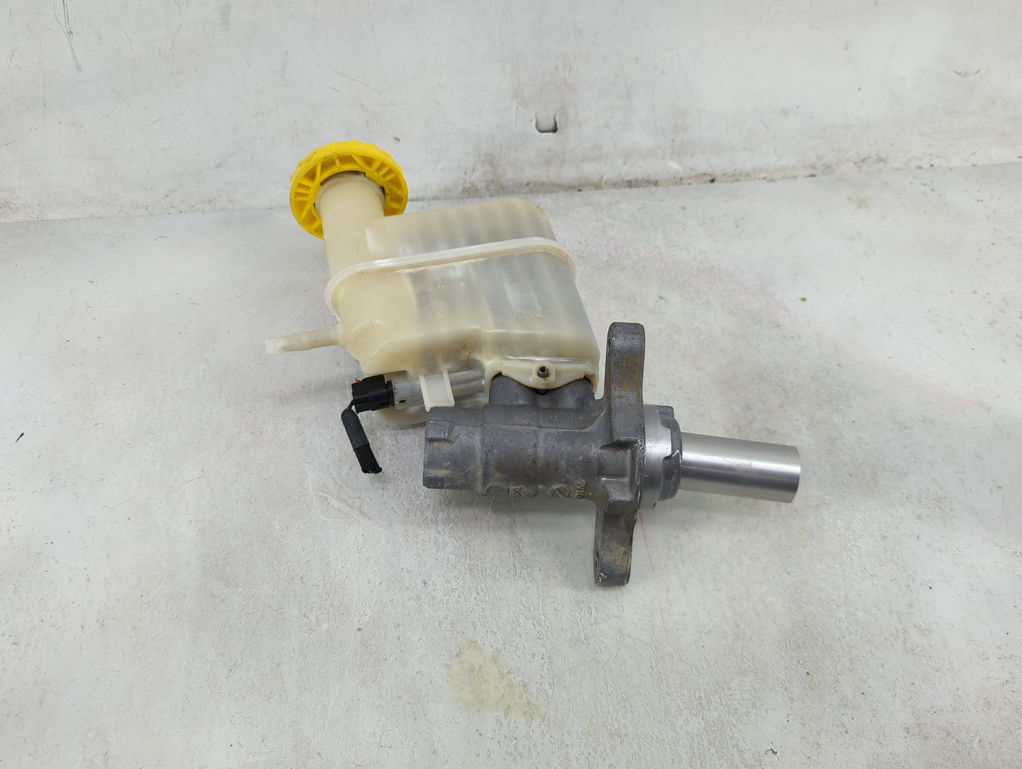 2014-2018 Jeep Cherokee Brake Master Cylinder 1490063 - Oemusedautoparts1.com