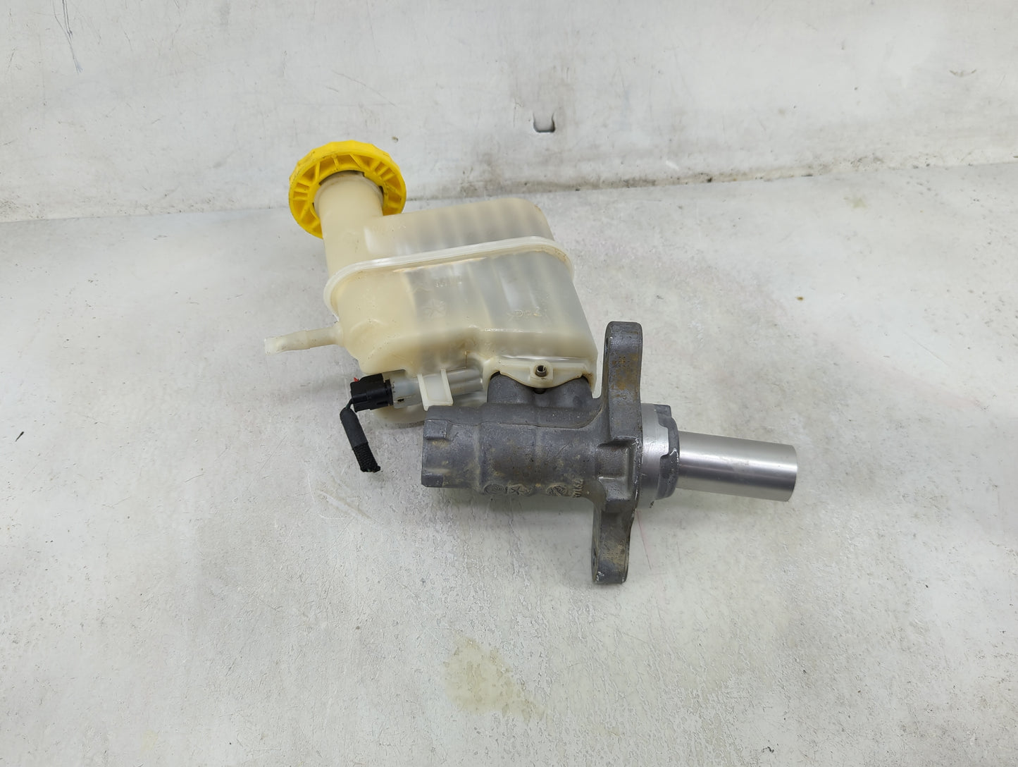 2014-2018 Jeep Cherokee Brake Master Cylinder 1490063 - Oemusedautoparts1.com