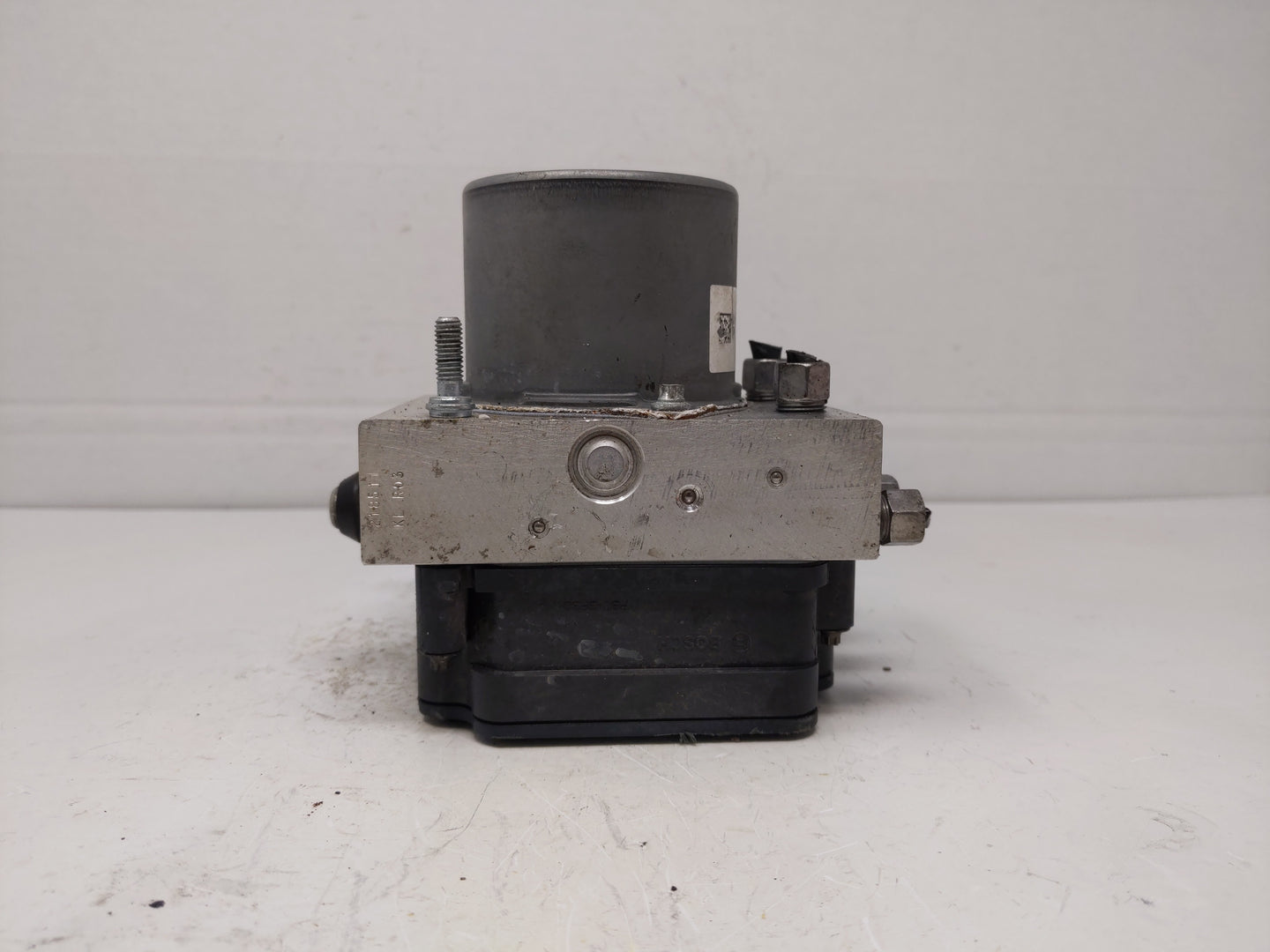 2017 Jeep Cherokee ABS Pump Control Module Replacement P/N:P68293541AB Fits OEM Used Auto Parts - Oemusedautoparts1.com