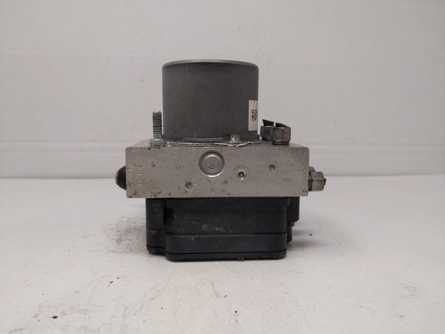 2017 Jeep Cherokee ABS Pump Control Module Replacement P/N:P68293541AB Fits OEM Used Auto Parts - Oemusedautoparts1.com