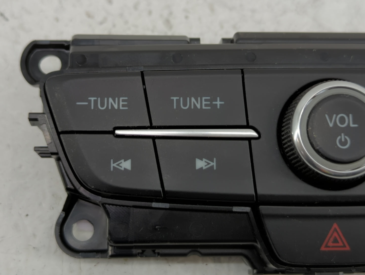 2017-2017 Jeep Cherokee Am Fm Cd Player Radio Receiver - Oemusedautoparts1.com