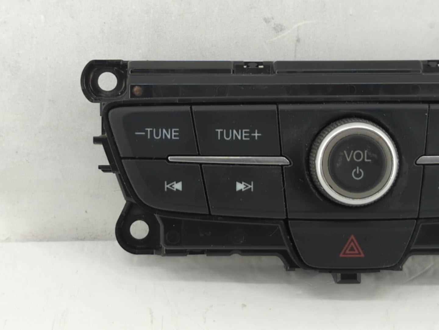 2017-2017 Jeep Cherokee Am Fm Cd Player Radio Receiver - Oemusedautoparts1.com