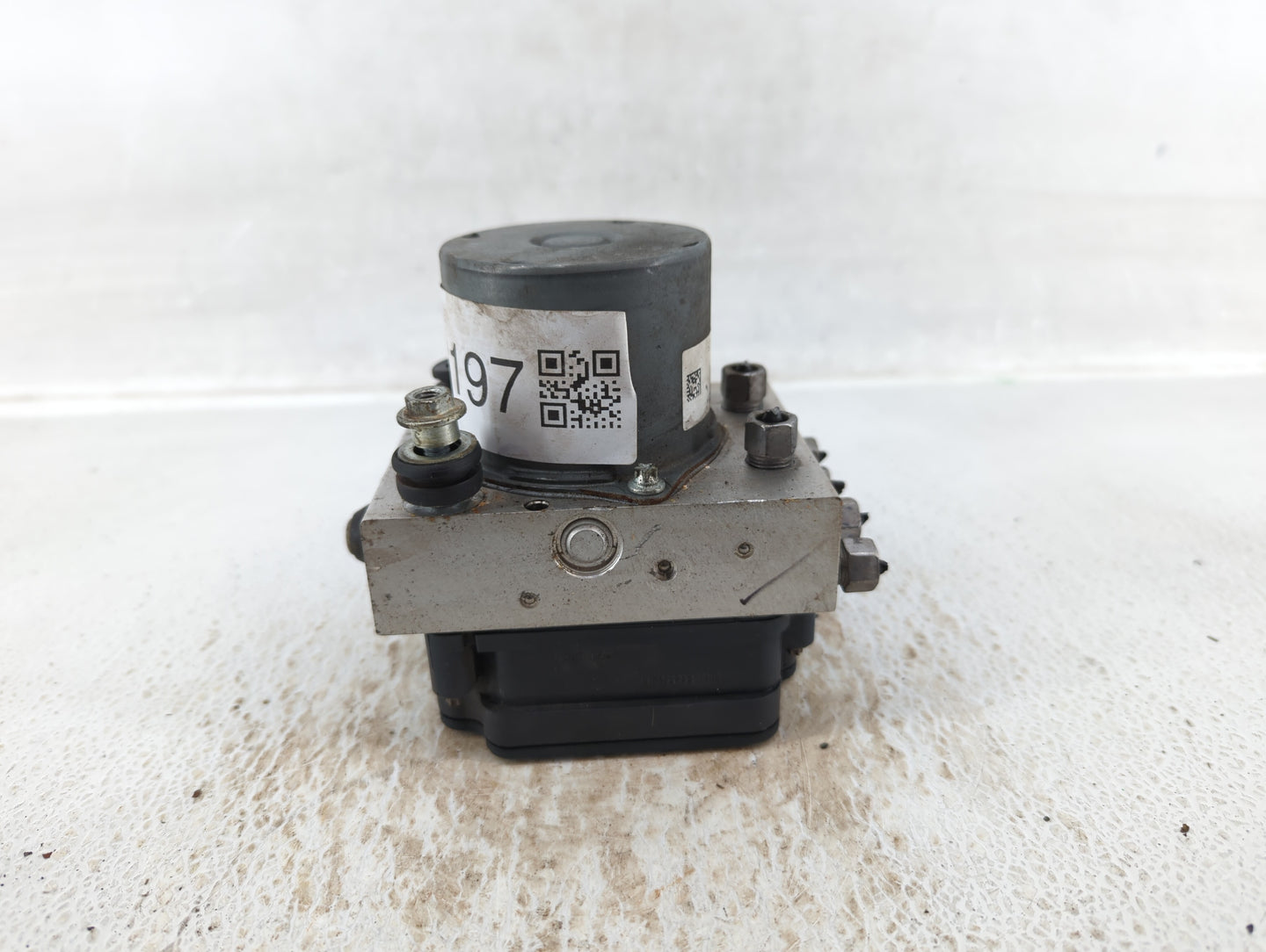 2017 Jeep Cherokee ABS Pump Control Module Replacement P/N:P68293541AB Fits OEM Used Auto Parts - Oemusedautoparts1.com