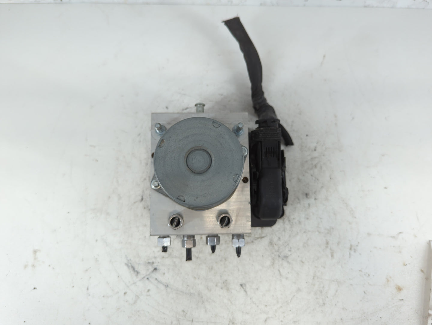 2017 Jeep Cherokee ABS Pump Control Module Replacement P/N:P6829541AB Fits OEM Used Auto Parts - Oemusedautoparts1.com