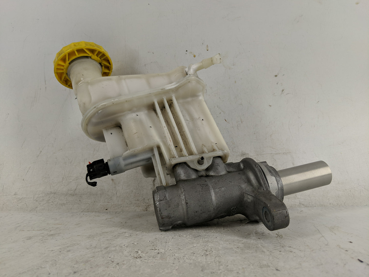 2017 Jeep Compass Brake Master Cylinder 1221116 - Oemusedautoparts1.com